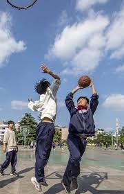 2025 赛季：MLB 官方宣布 2026 赛季将正式禁止投手在手套中使用任何防滑辅助物质