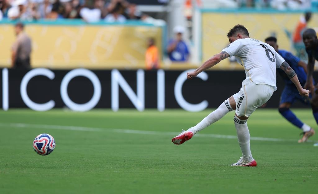 太阳报：英乙球迷朝对方门将扔椅子，被球队主帅严厉批评